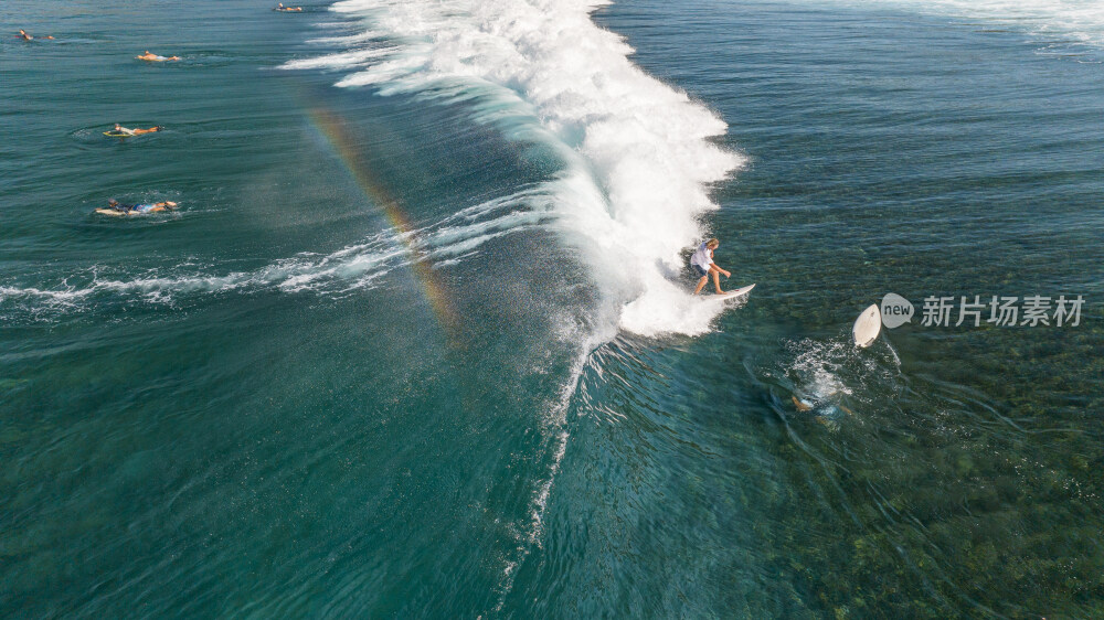 海浪之上的彩虹