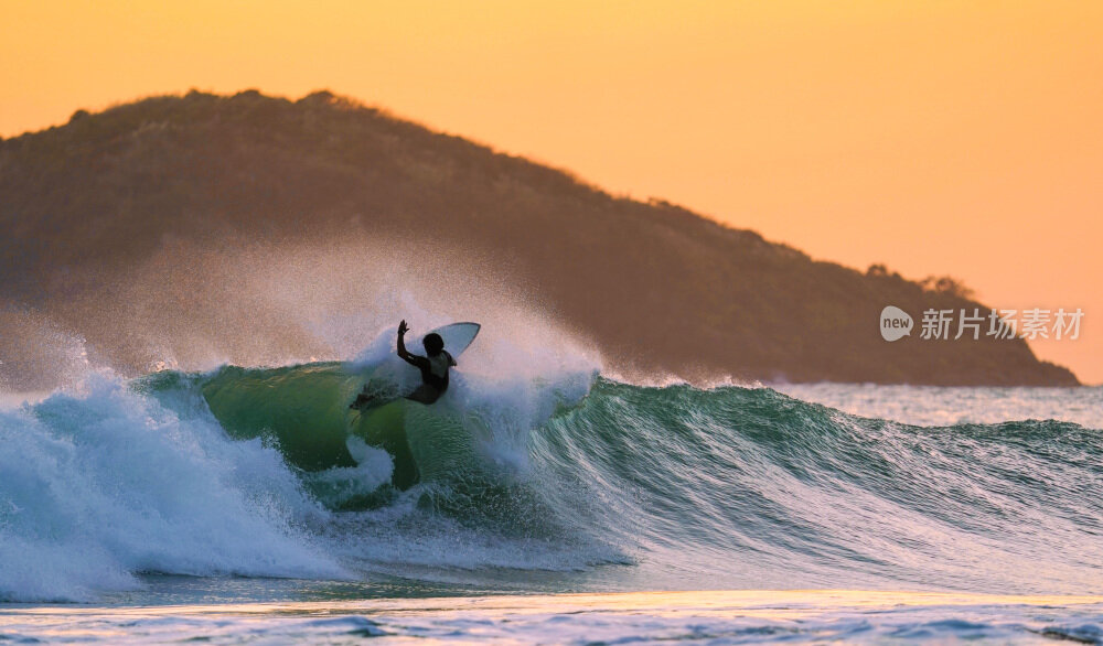 夕阳下的冲浪舞者