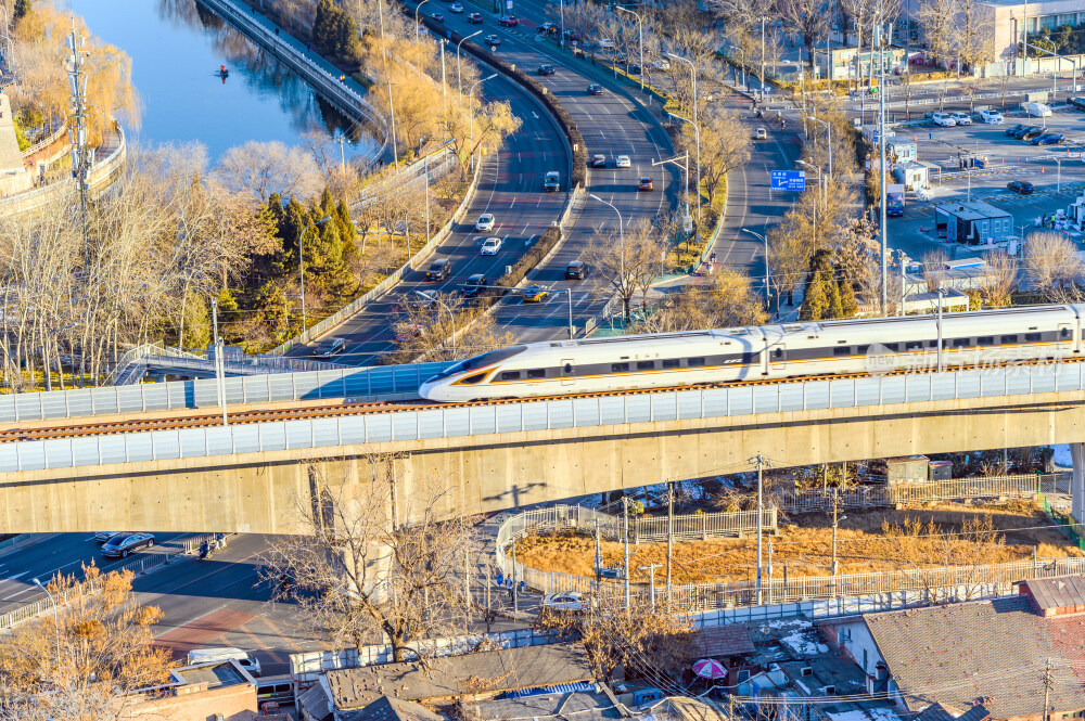 北京早晨阳光下行驶的高铁