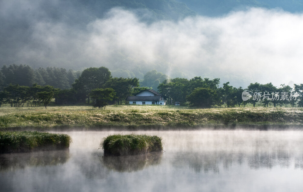 神农架大九湖晨雾中的房子