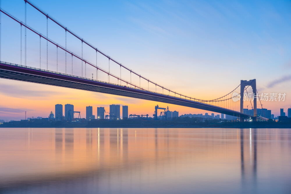 晨曦中的至喜长江大桥