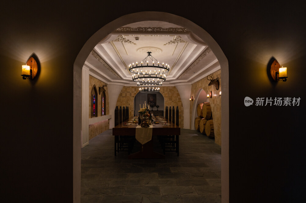 豪宅内的长餐桌