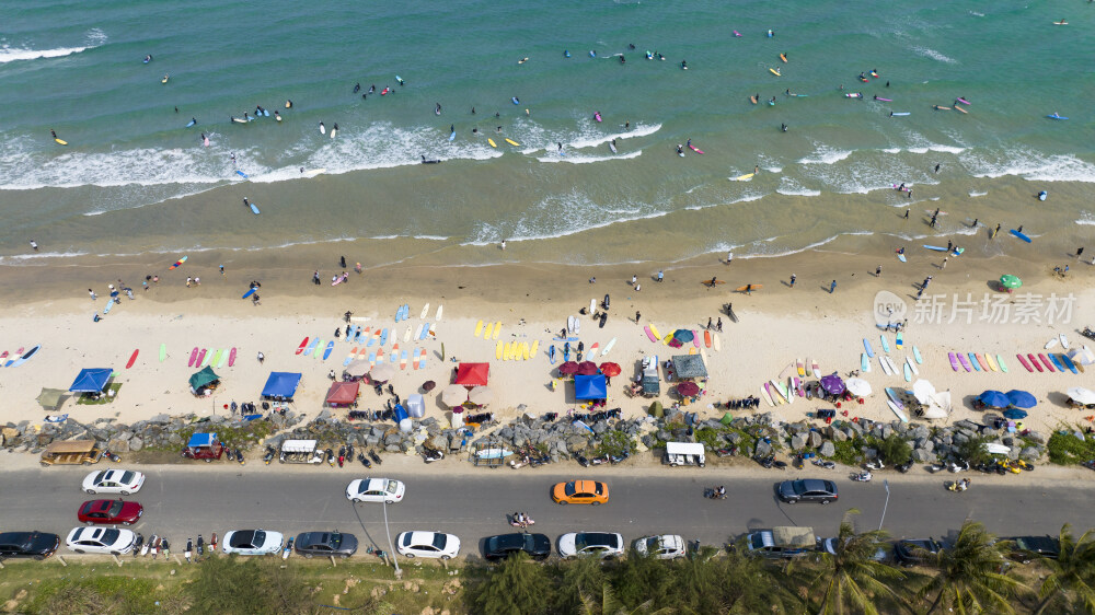 航拍海南万宁日月湾旅游旺季海岸线