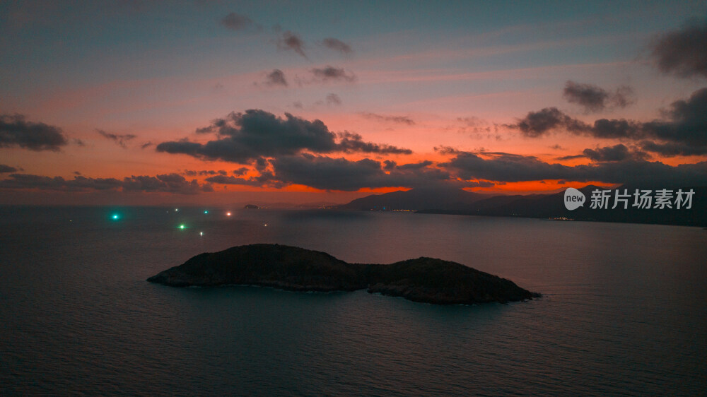 航拍夕阳下的粉色加井岛