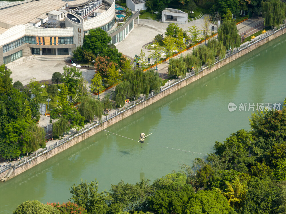成都锦江湖面熊猫