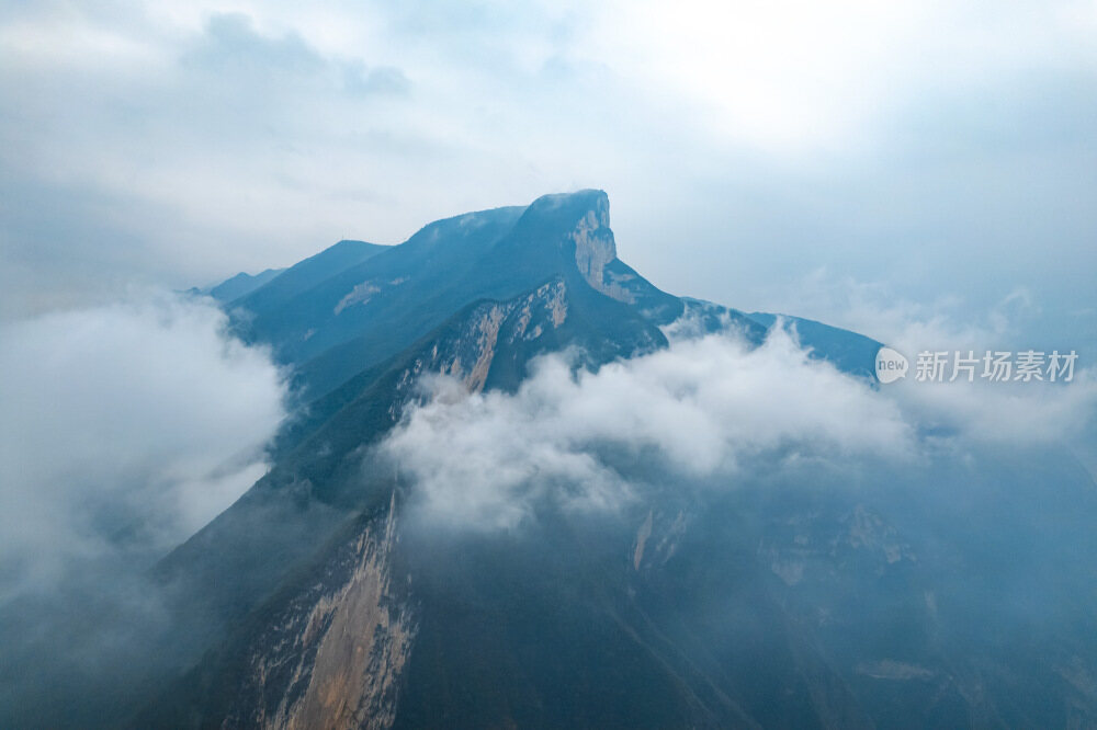 长江三峡之巅云雾缭绕航拍摄影配图