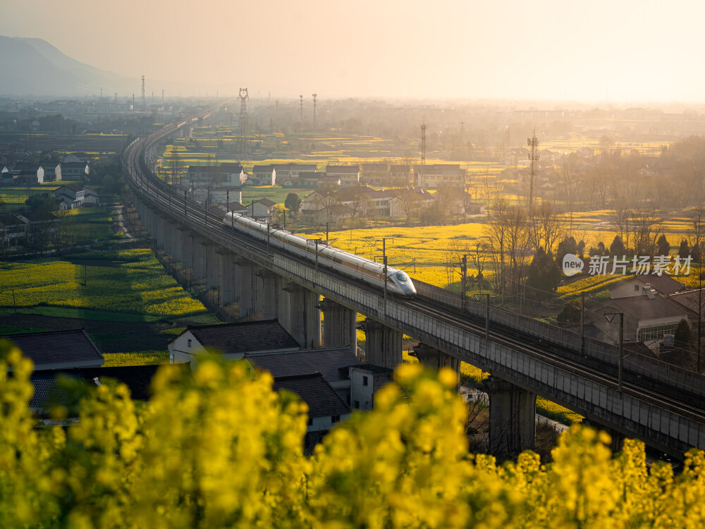 汉中的春天里行驶在美丽乡村的高铁动车
