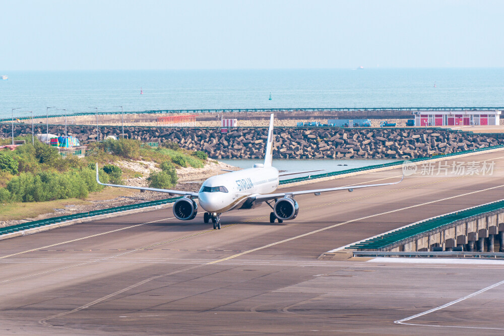 澳门机场滑行的飞机