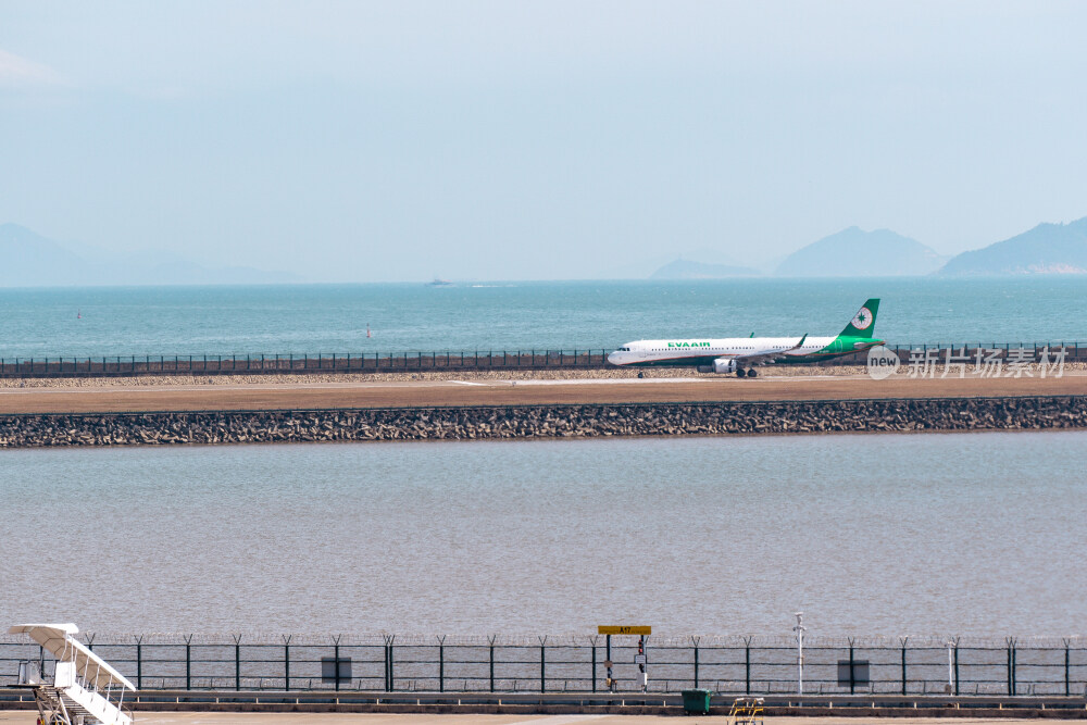 澳门机场滑行的飞机