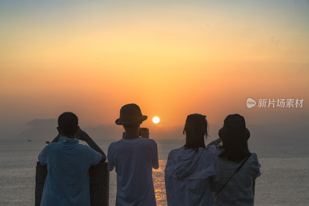海边看日落的人