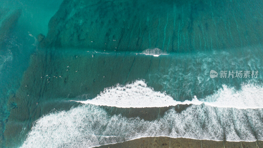 航拍辽阔的海岸线