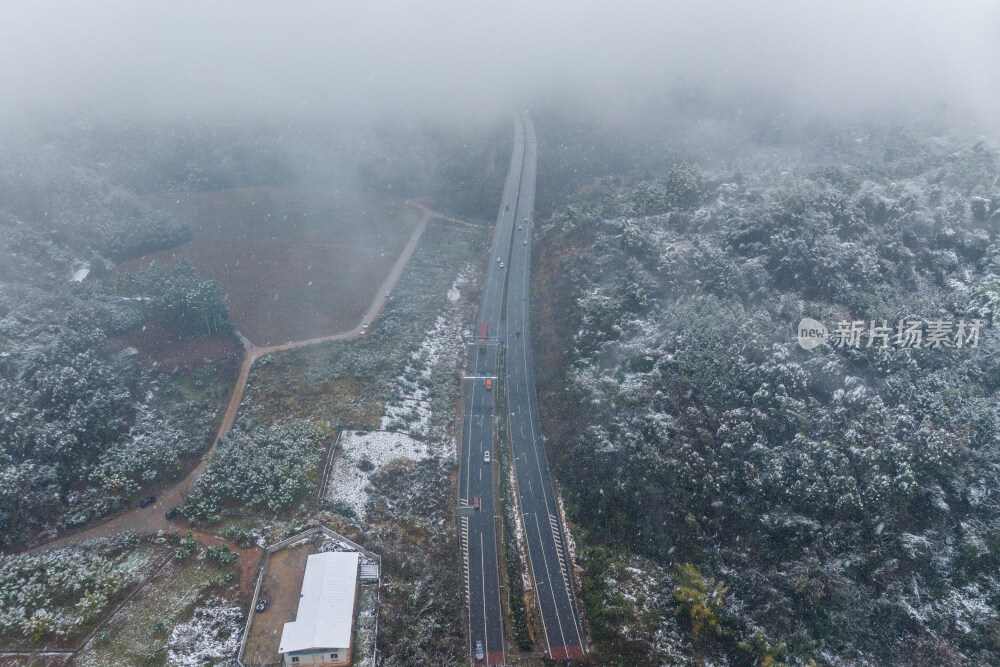 成都龙泉山下雪