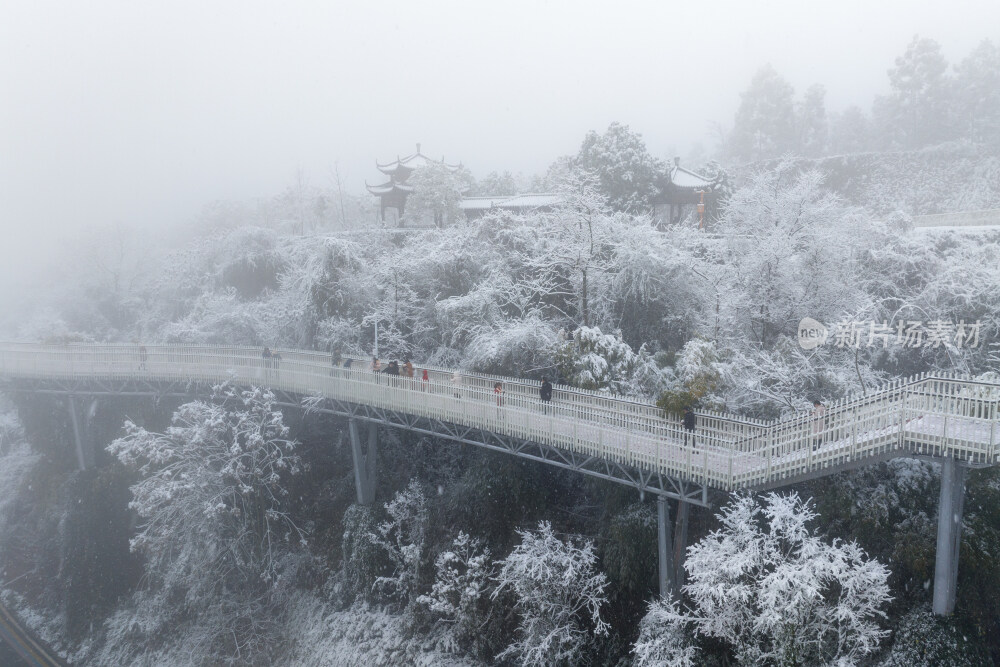 成都龙泉山下雪