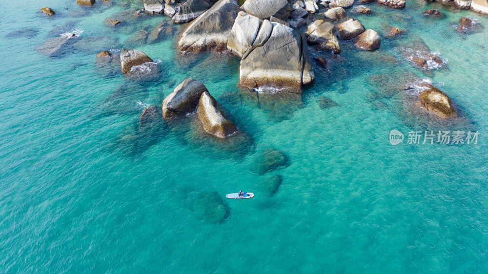 划着桨板在山海之间游玩