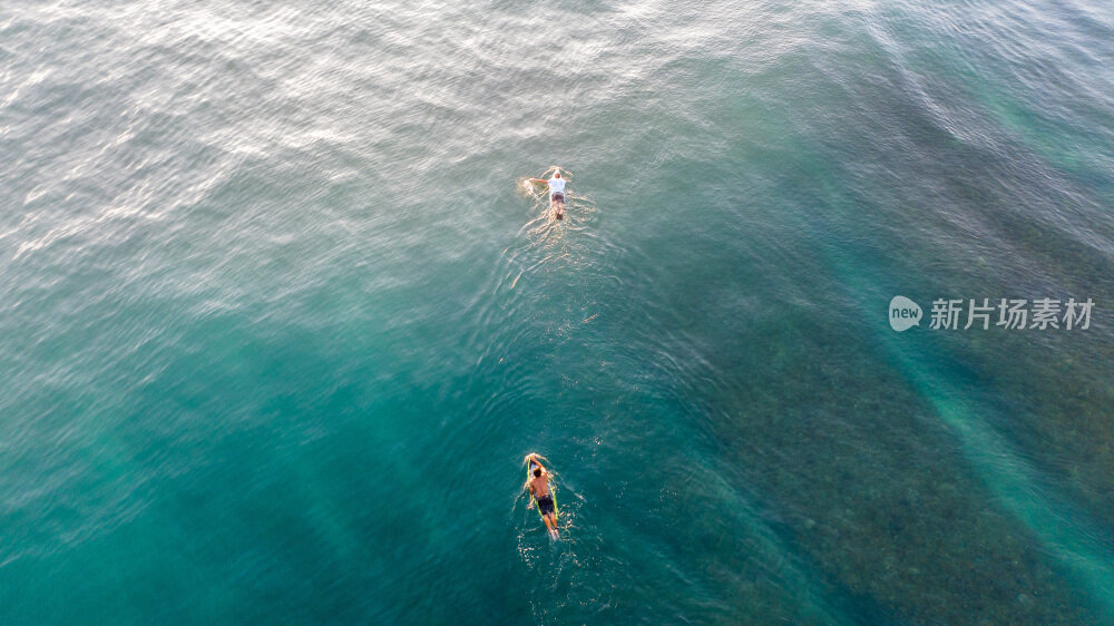 冲浪在海平面上
