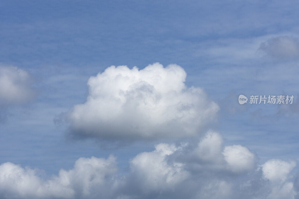 蓝天白云下的飞行家
