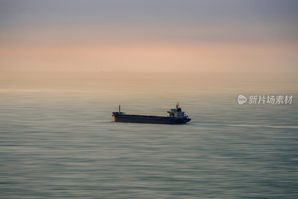 南澳岛朝霞中的运输船