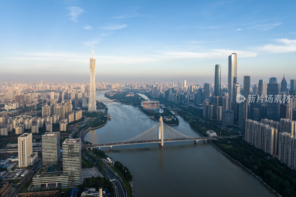 晨光中的广州珠江沿岸建筑群