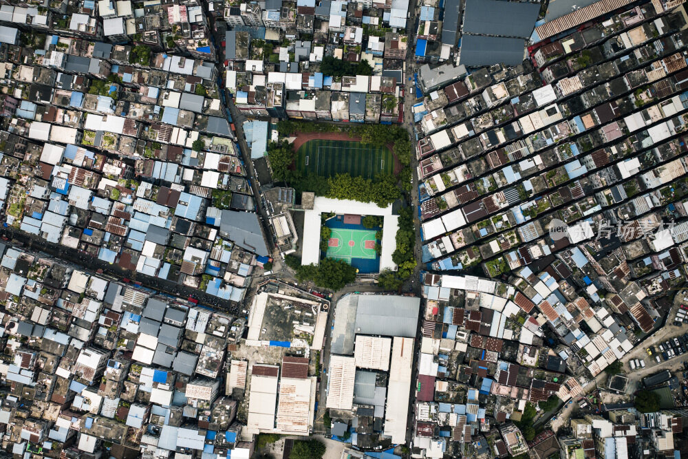 广州大石城中村里的体育设施的航拍图