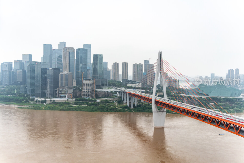 重庆千厮门嘉陵江大桥与江北区城市风景图