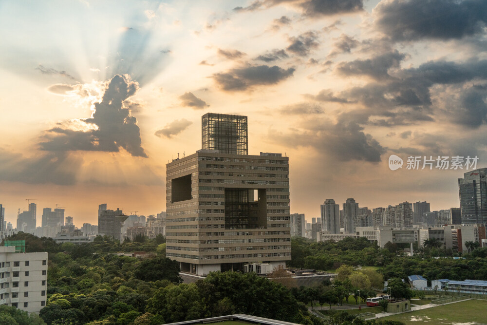 深圳市深圳大学粤海校地标区落日丁达尔效应风景图