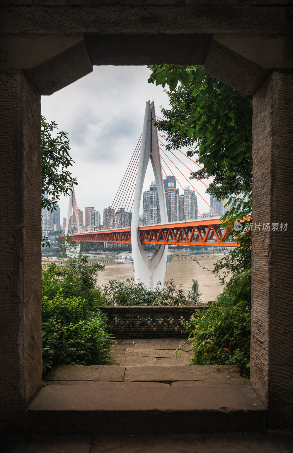重庆南岸框式仿古建筑中的东水门长江大桥城市风景图