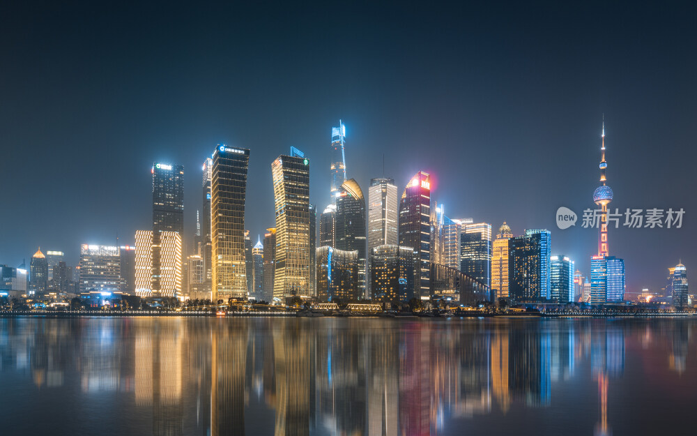 上海北外滩望陆家嘴夜景与黄浦江上的倒影