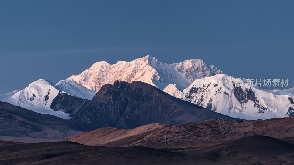 世界第三高峰干城章嘉峰的日照金山