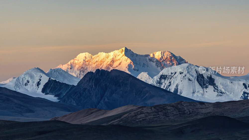 世界第三高峰干城章嘉峰的日照金山