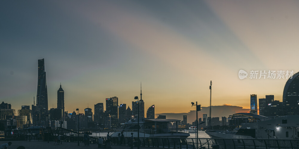 上海黄浦江沿岸的晚霞和夜景