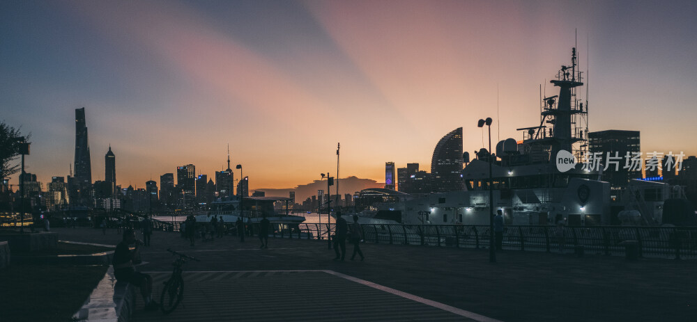 上海黄浦江沿岸的晚霞和夜景