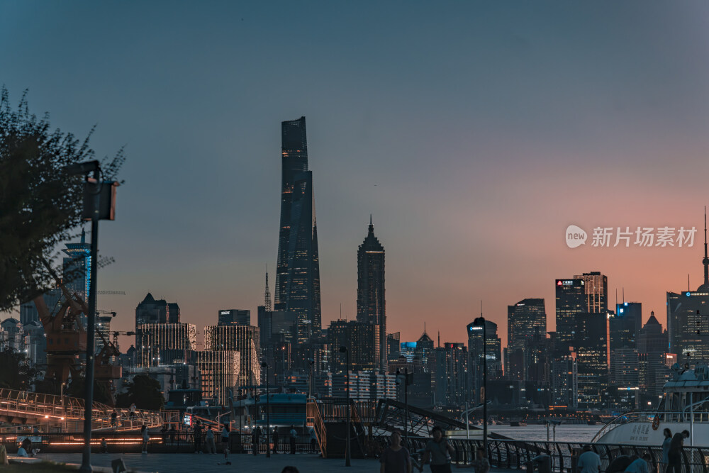 上海黄浦江沿岸的晚霞和夜景