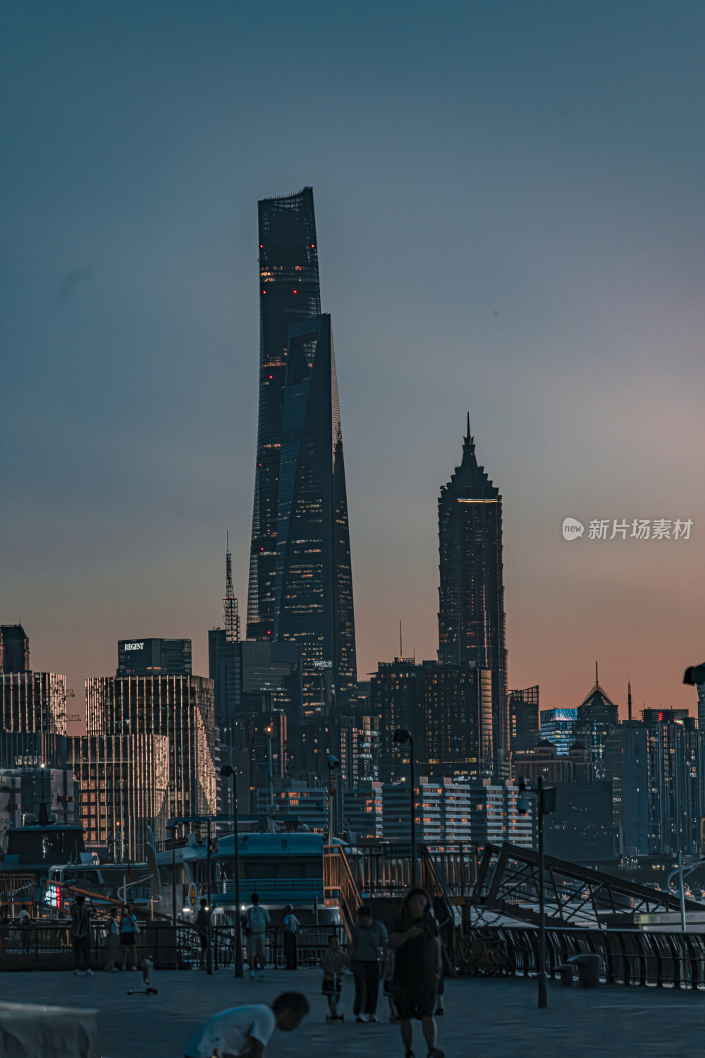 上海黄浦江沿岸的晚霞和夜景
