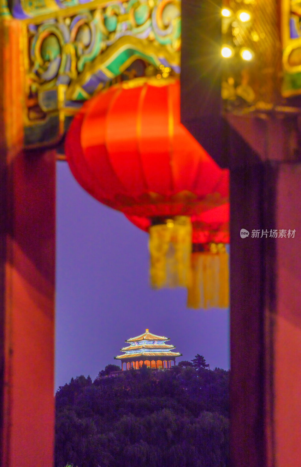 北京中秋节北海公园张灯结彩迎游客