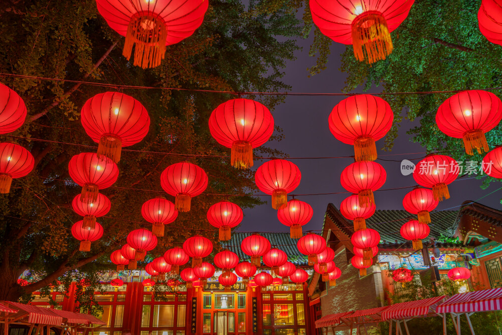 北京中秋节北海公园张灯结彩迎游客