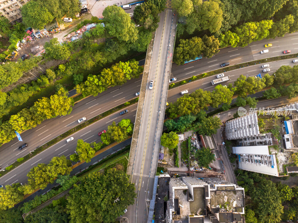 重庆谢小路天桥和干路清晨时分的航拍城市风景图片