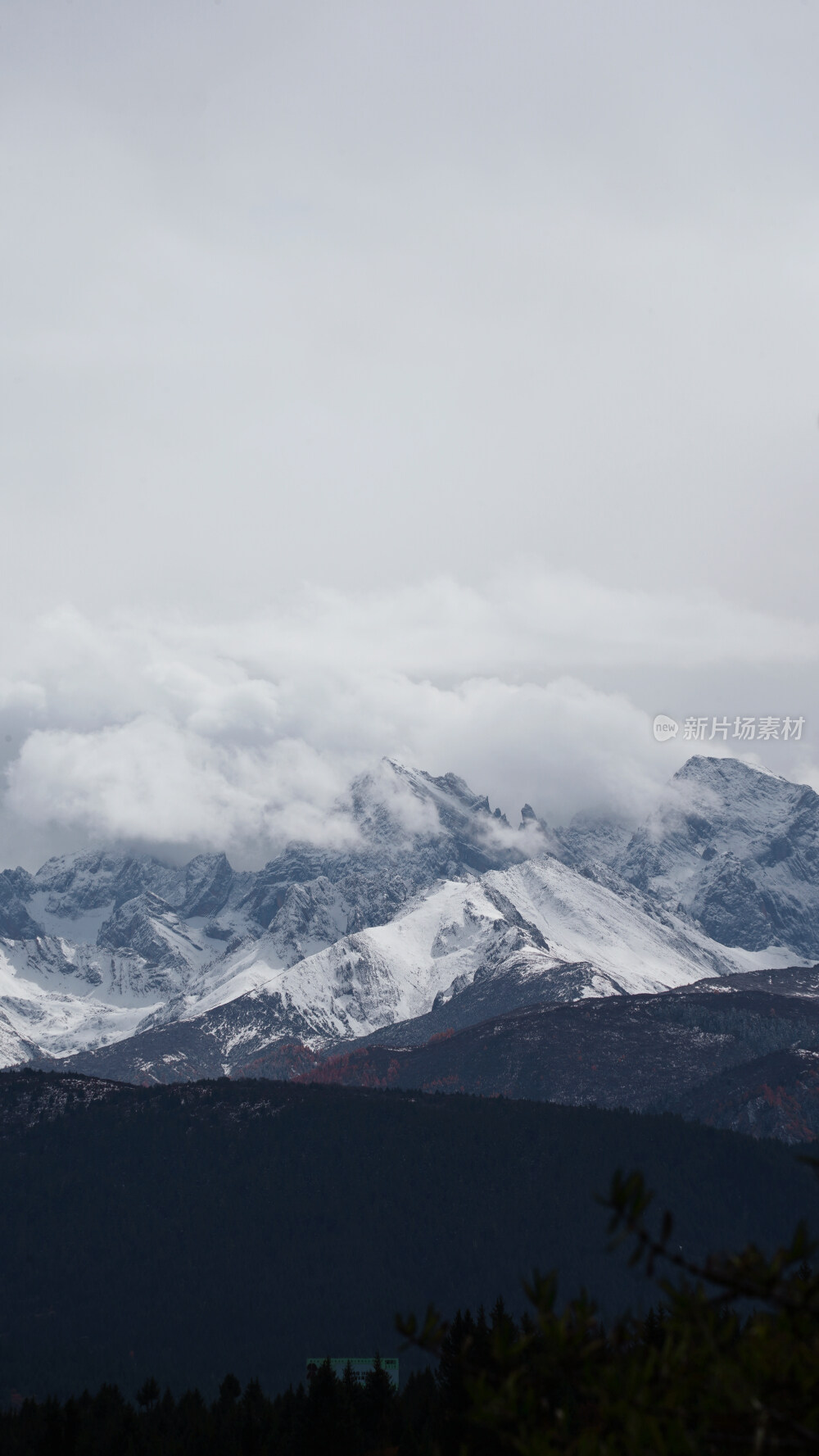 九寨沟国家森林公园中的雪山
