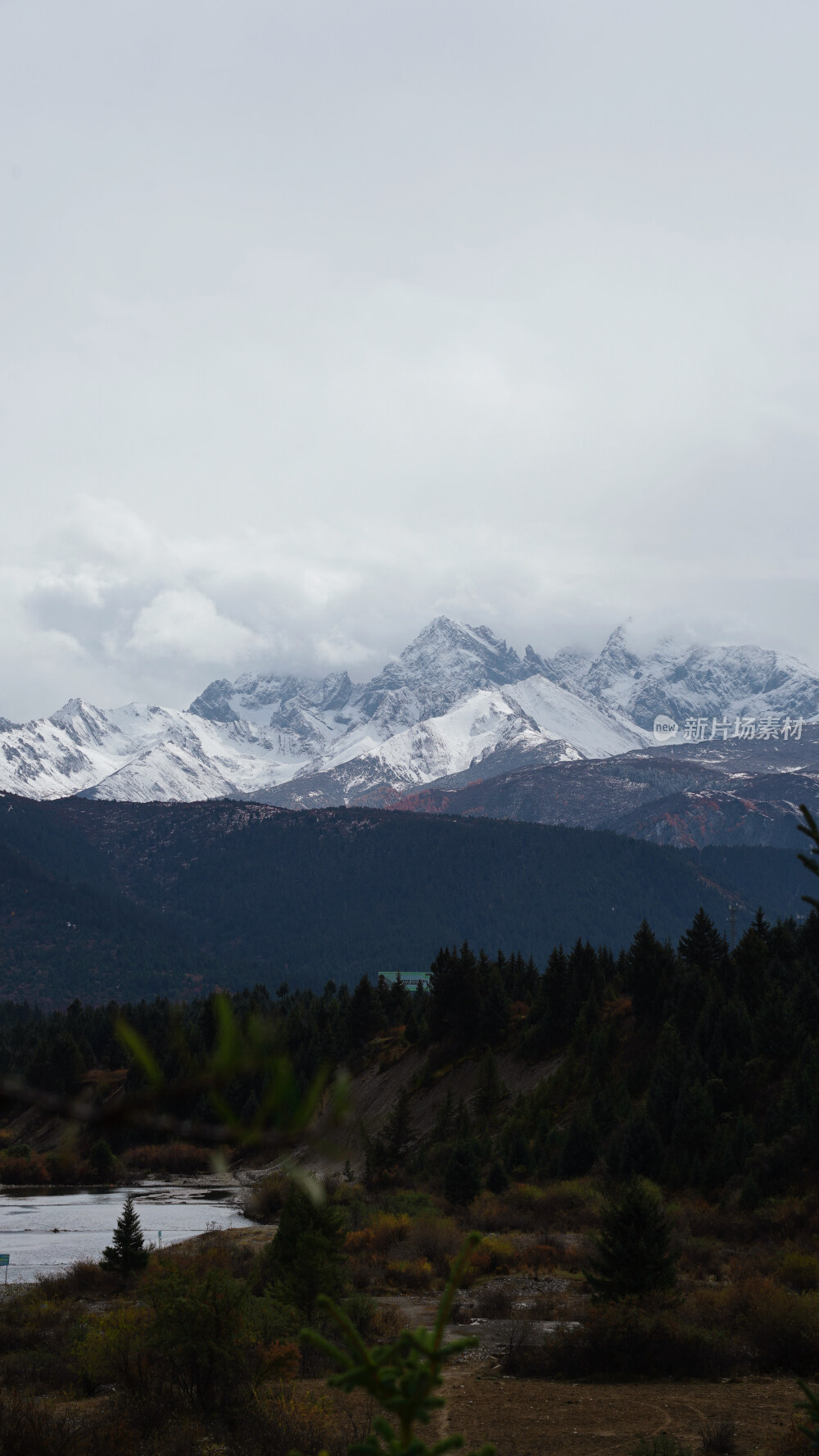 九寨沟国家森林公园中的雪山