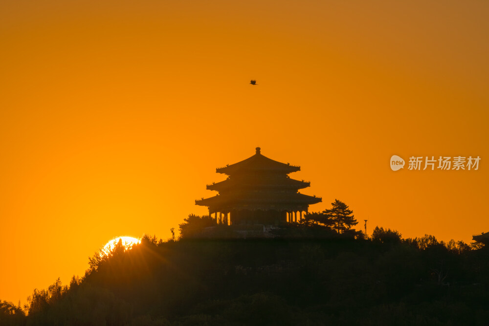 北京景山万春亭日升与飞鸟