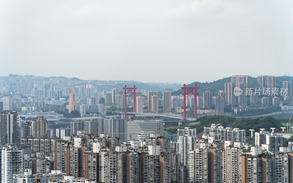 重庆长江大桥与周边城市建筑风景图