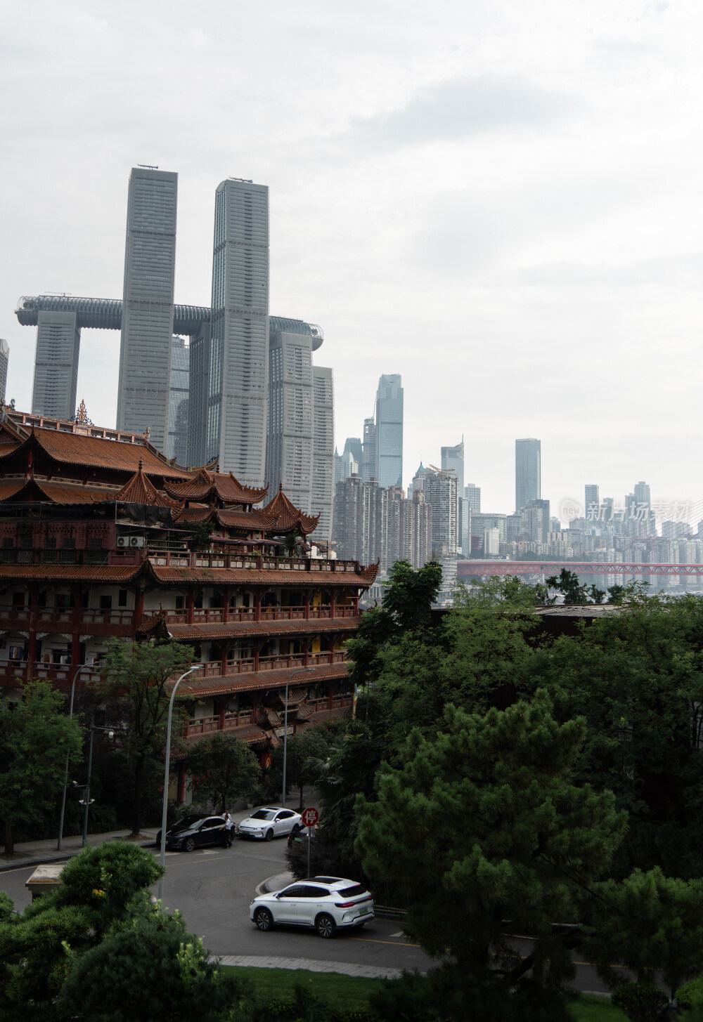 重庆千佛寺与来福士地标同框城市风景图