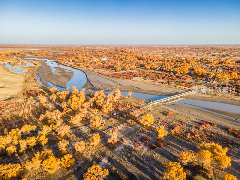 航拍新疆尉犁罗布人村寨金黄胡杨林塔里木河与沙漠