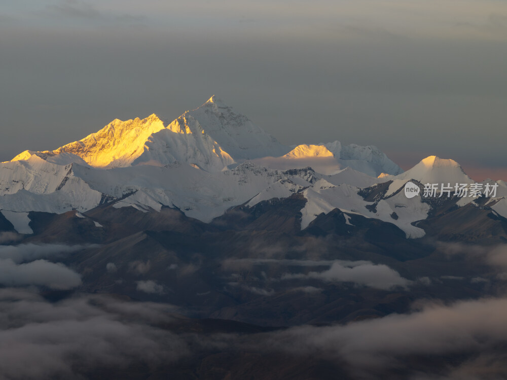 西藏日喀则108拐珠峰大本营日照金山蓝调
