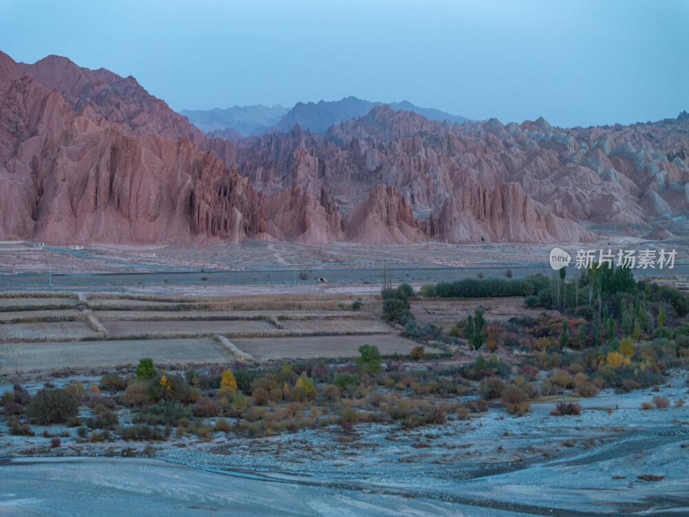 新疆南疆阿克苏库车天山红山石林大峡谷航拍