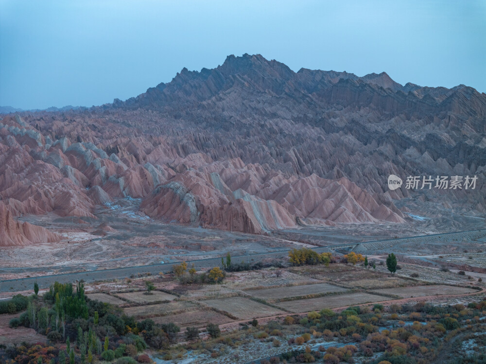 新疆南疆阿克苏库车天山红山石林大峡谷航拍