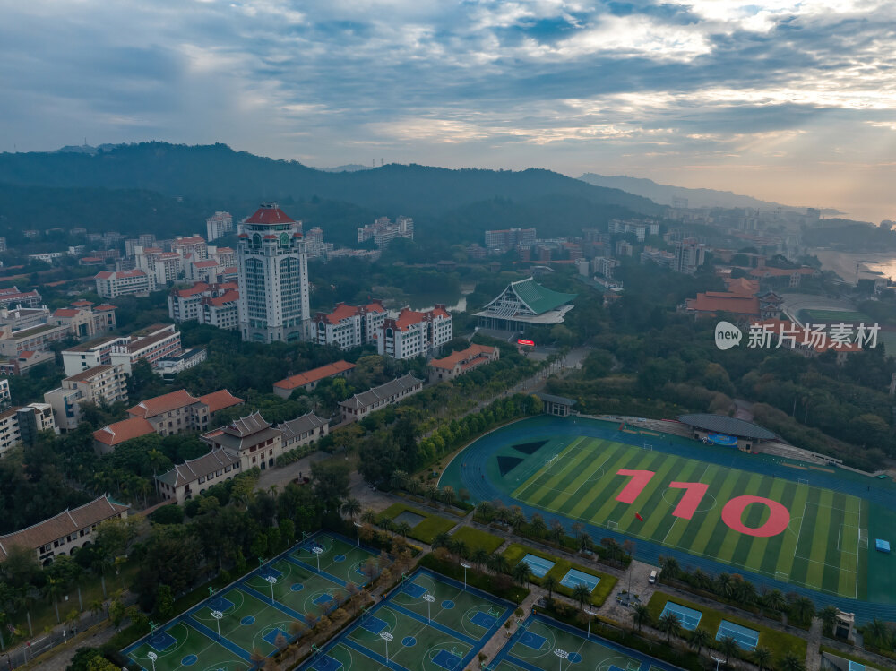 福建厦门海峡厦门大学校园运动场高空航拍