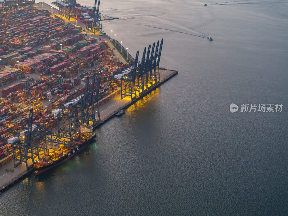 深圳盐田港繁忙港口货物集装箱夜景蓝调航拍