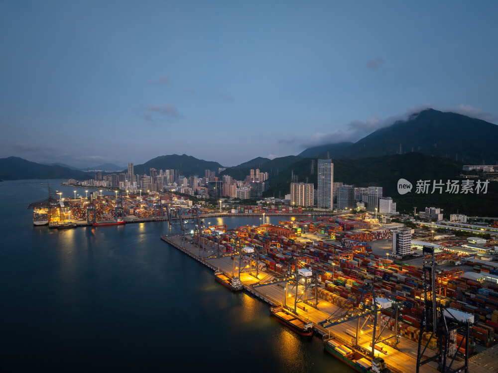 深圳盐田港繁忙港口货物集装箱夜景蓝调航拍