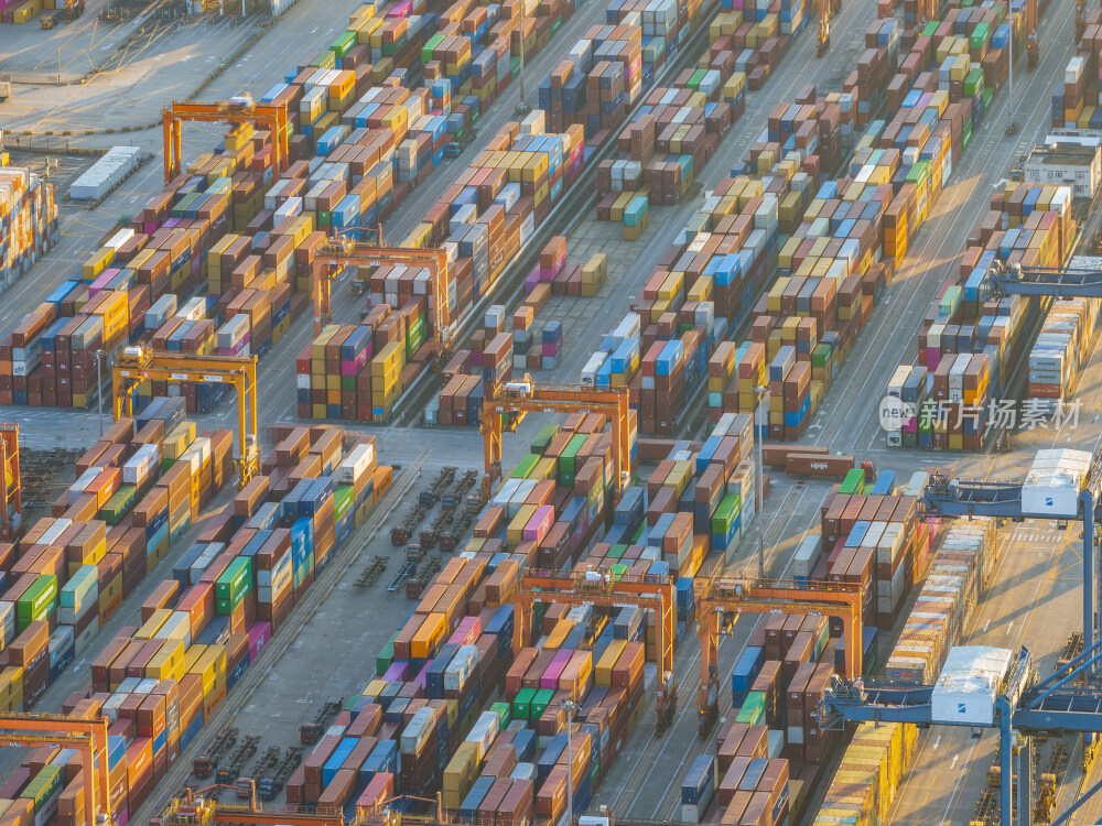 深圳盐田港繁忙港口货物集装箱夜景蓝调航拍