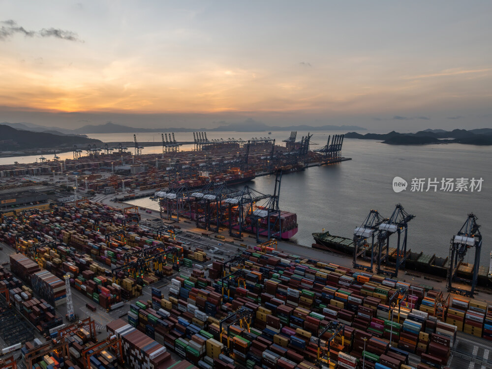 深圳盐田港繁忙港口货物集装箱夜景蓝调航拍